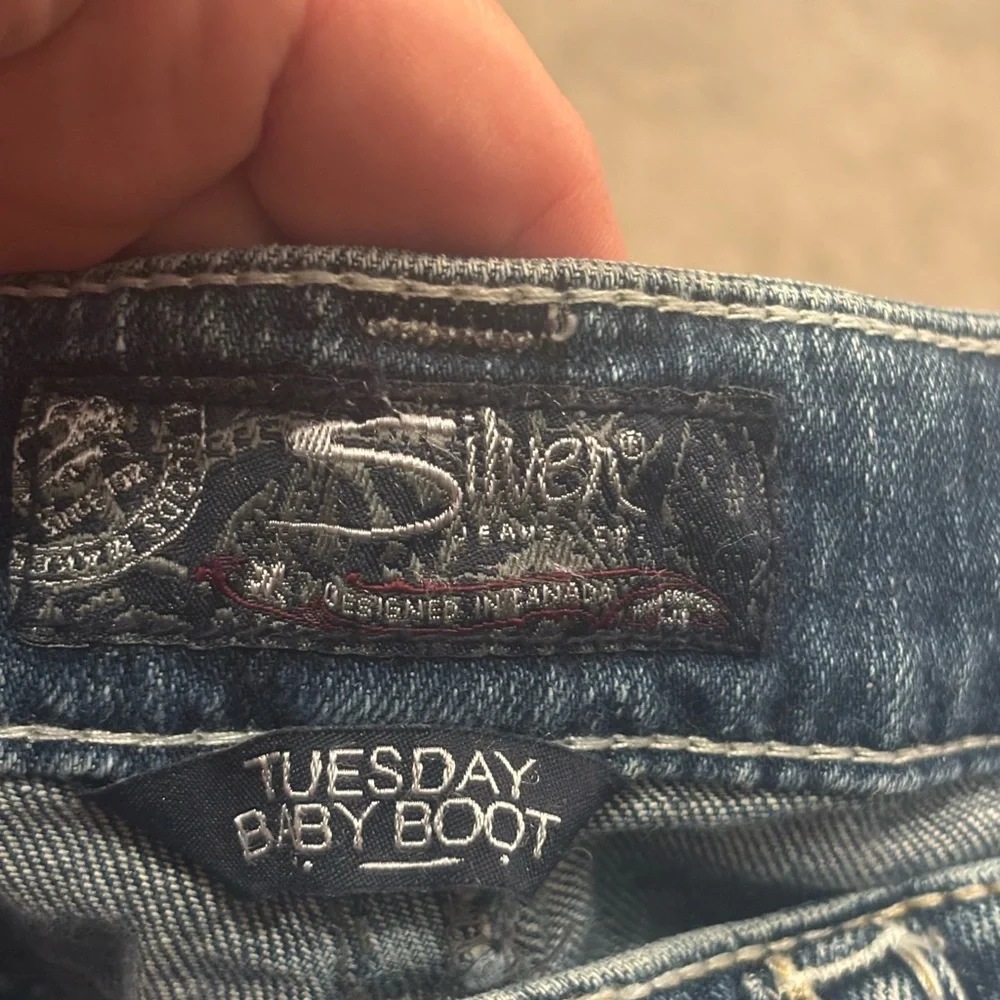 Silver Jeans Women's Straight Leg Blue Distressed Jeans - Picture 3 of 5